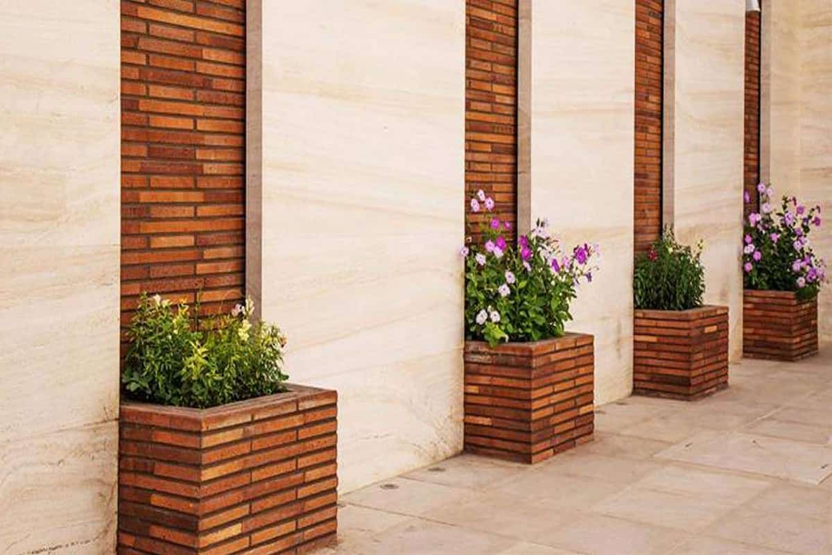 ترکیب آجرنما جدید و رنگی با گیاهان برای نمای ساختمان
