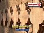 نمای ماکرو از آجر چلیپا برجسته گلبهی در زاویه جانبی با سایه‌های تند و بافت خشن قزاقی