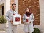 تیم اجرایی آقا و بانوی مهندس با شال در کنار محصولات JAM SH-1000 و نمای آجری نهایی